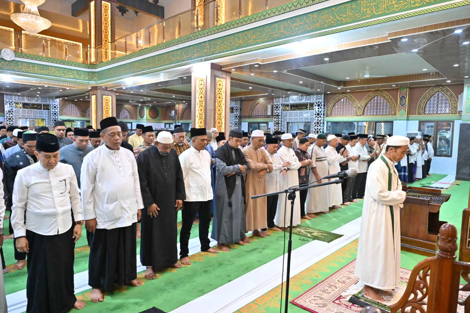 Teks foto: Pelaksanaan Shalat Isya dan Tarawih di Masjid Agung Istiqomah Bengkalis.