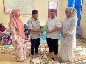 Camat Tapung Hilir Nurmansyah.S.STP.MM Mendampingi Ketua TP PKK Sekaligus Direktur PT RIM Syam Gold,Rifka Zahera,S.Sos.MM Menyerahkan Hibah 140 mushaf Al-Qur’an dari Kepada Desa Kota Bangun Mushaf Al-Qur’an